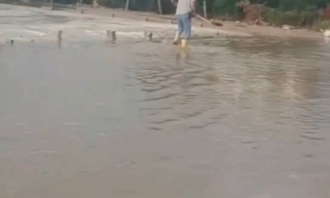 Hatay’ın Samandağ ilçesinde etkili olan sağanak yağış, cadde ve sokakları