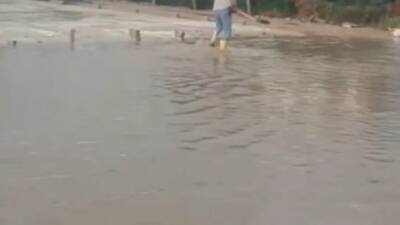 Hatay’ın Samandağ ilçesinde etkili olan sağanak yağış, cadde ve sokakları