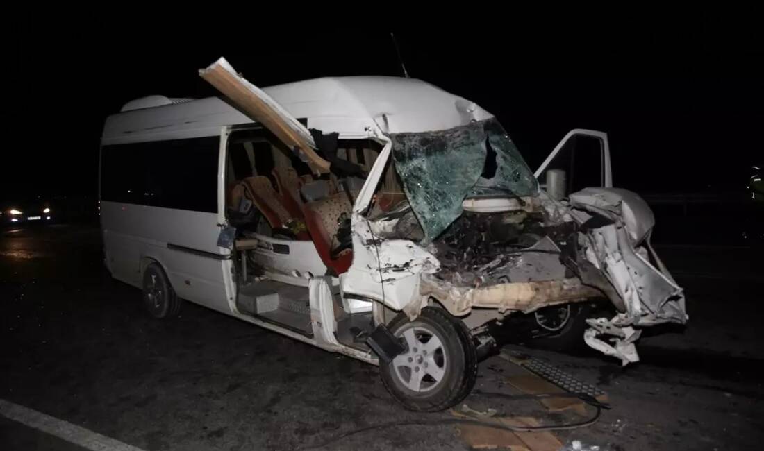 Hatay’ın Reyhanlı ilçesinde meydana gelen trafik kazasında, minibüs ile traktörün