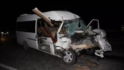 Hatay’ın Reyhanlı ilçesinde meydana gelen trafik kazasında, minibüs ile traktörün