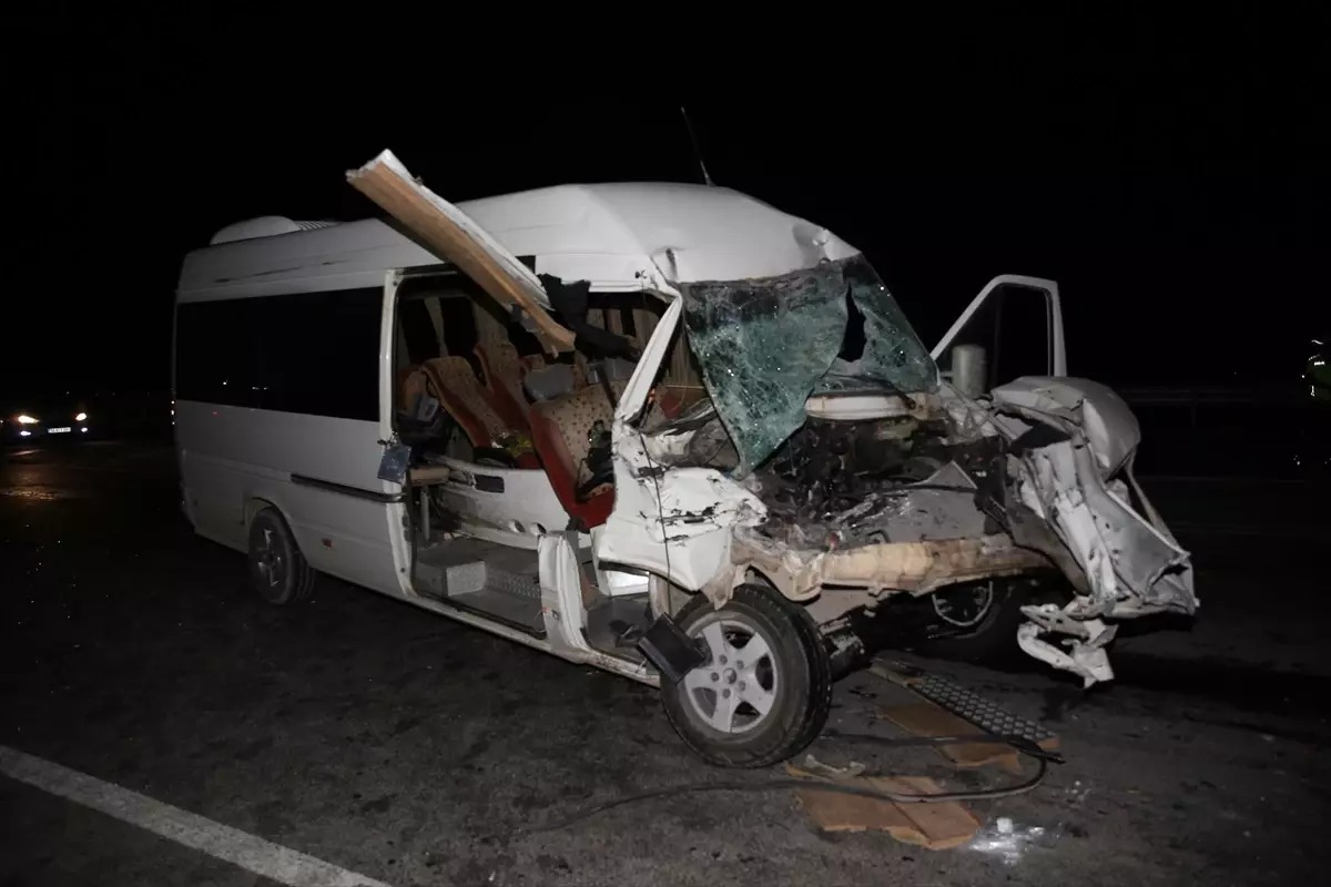 Hatay’ın Reyhanlı ilçesinde meydana gelen trafik kazasında, minibüs ile traktörün