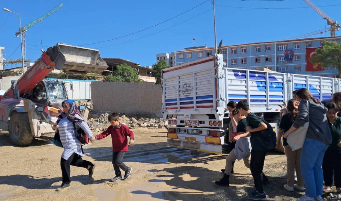 Hatay’ın Defne ilçesi Çekmece Mahallesi’nde yollar, şantiyeler, yağmur ve altyapı