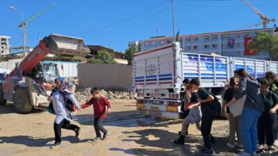 Hatay’ın Defne ilçesi Çekmece Mahallesi’nde yollar, şantiyeler, yağmur ve altyapı