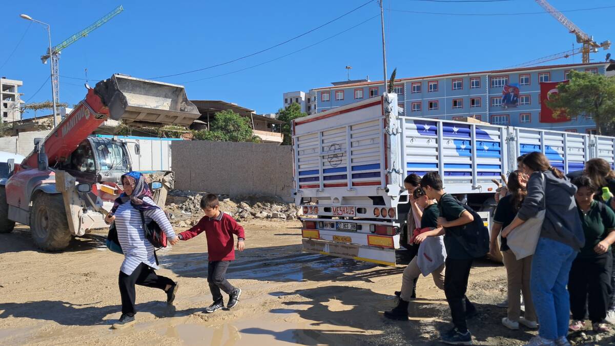 Hatay’ın Defne ilçesi Çekmece Mahallesi’nde yollar, şantiyeler, yağmur ve altyapı