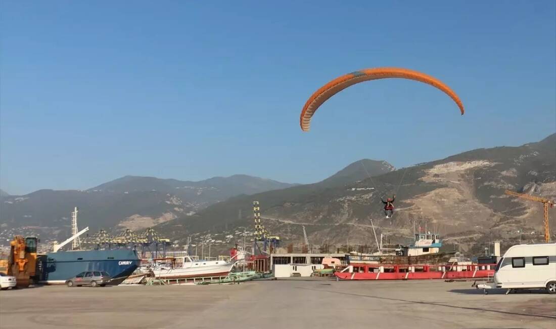 Hatay’ın İskenderun ilçesinde yamaç paraşütü yapan Seda Arslan, gökyüzünde darbuka