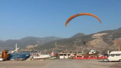 Hatay’ın İskenderun ilçesinde yamaç paraşütü yapan Seda Arslan, gökyüzünde darbuka