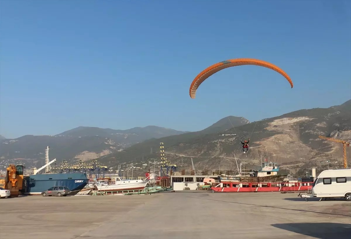Hatay’ın İskenderun ilçesinde yamaç paraşütü yapan Seda Arslan, gökyüzünde darbuka
