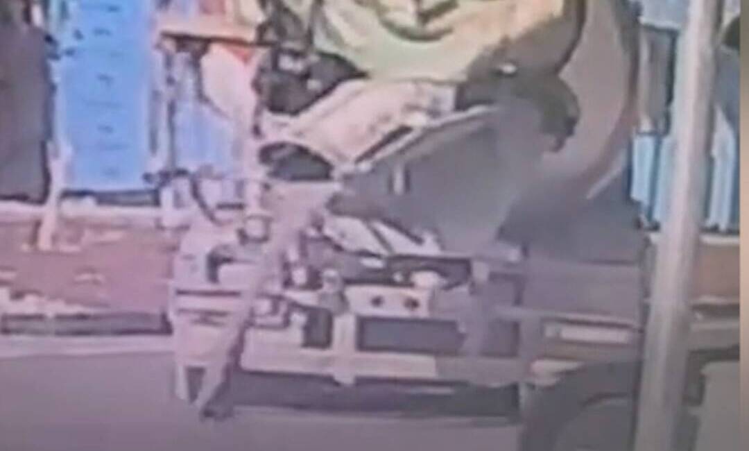 Hatay’ın Samandağ ilçesinde seyir halindeyken yola harç döken beton mikserinin