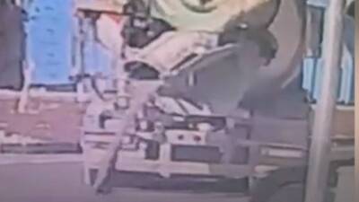 Hatay’ın Samandağ ilçesinde seyir halindeyken yola harç döken beton mikserinin