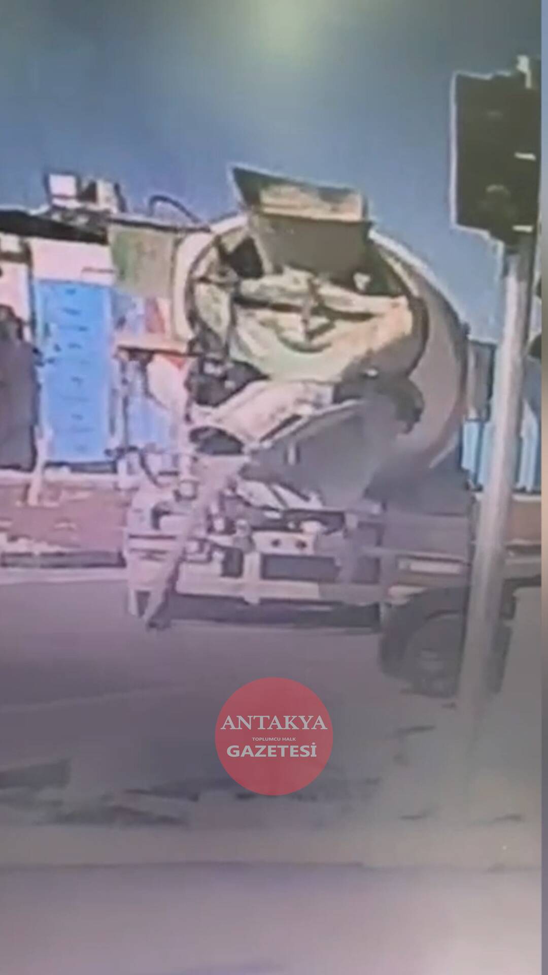 Hatay’ın Samandağ ilçesinde seyir halindeyken yola harç döken beton mikserinin