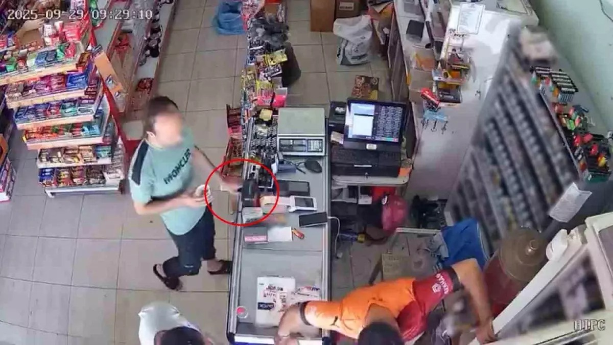 Hatay’ın Antakya ilçesinde bir markette yaşanan hırsızlık olayı güvenlik kameralarına