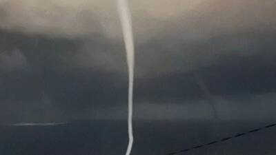 Hatay’ın Samandağ ilçesinde deniz üzerinde çıkan hortum paniğe yol açtı.