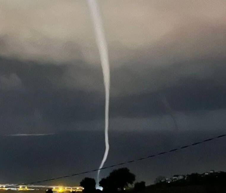 Hatay’ın Samandağ ilçesinde deniz üzerinde çıkan hortum paniğe yol açtı.