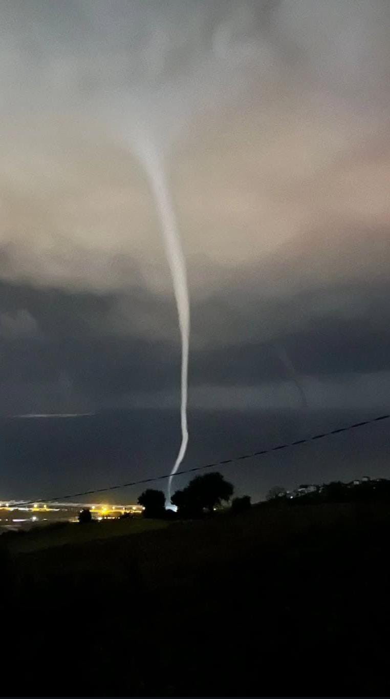 Hatay’ın Samandağ ilçesinde deniz üzerinde çıkan hortum paniğe yol açtı.