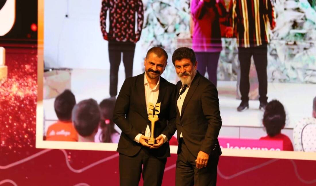 Hataylı Tiyatrocu Ali Gezgin’e “Başarı ve Emek Ödülü” Antalya-Kepez Belediyesi ile Tiyatro Gazetesi iş birliğinde bu yıl ilk