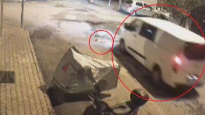 Hatay’da seyir halindeki minibüsün, yol üzerindeki kediyi ezdiği ve sürücüsünün