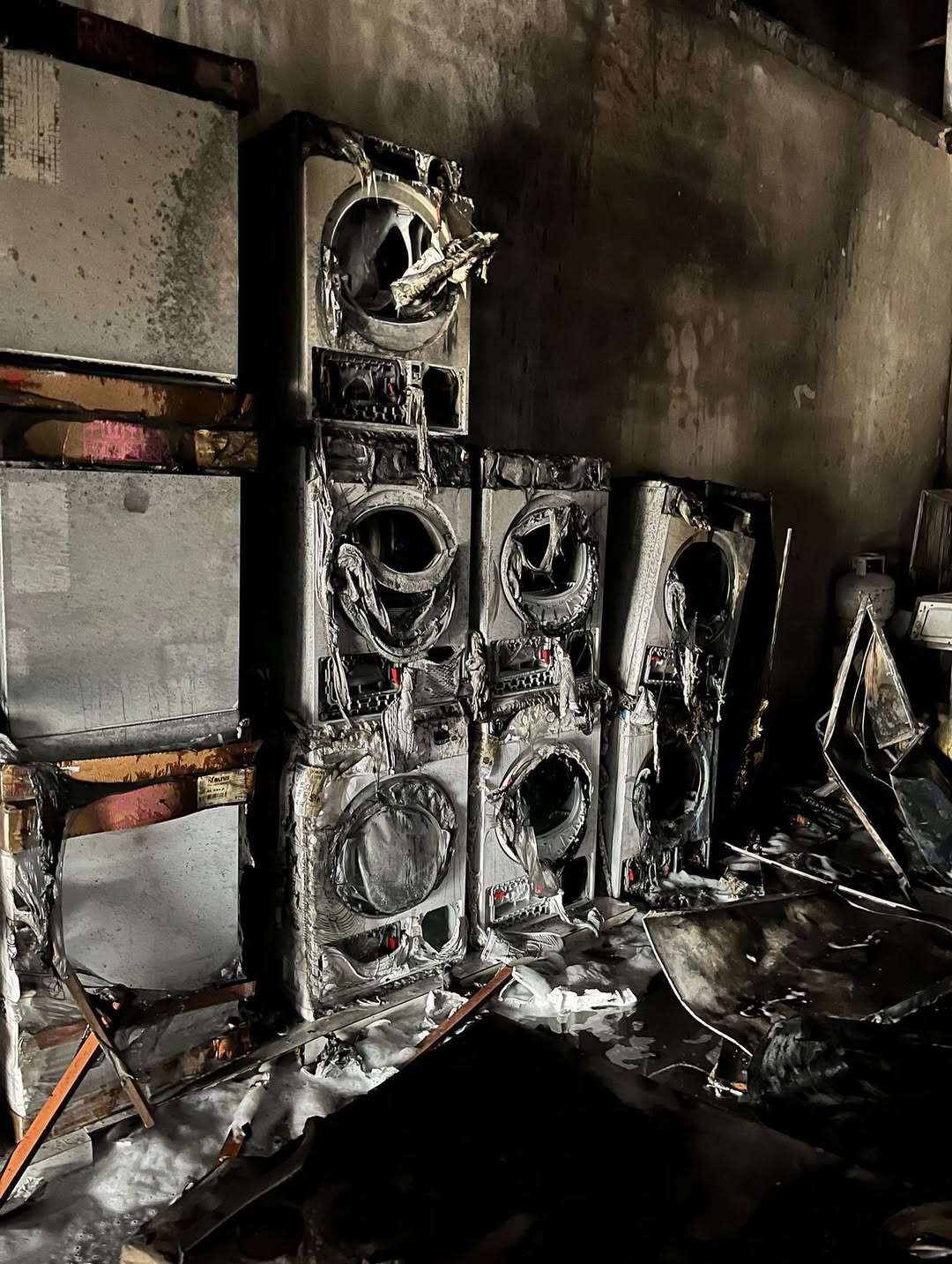 Hatay’ın merkez Antakya ilçesinde, bir beyaz eşya deposunda çıkan yangın,