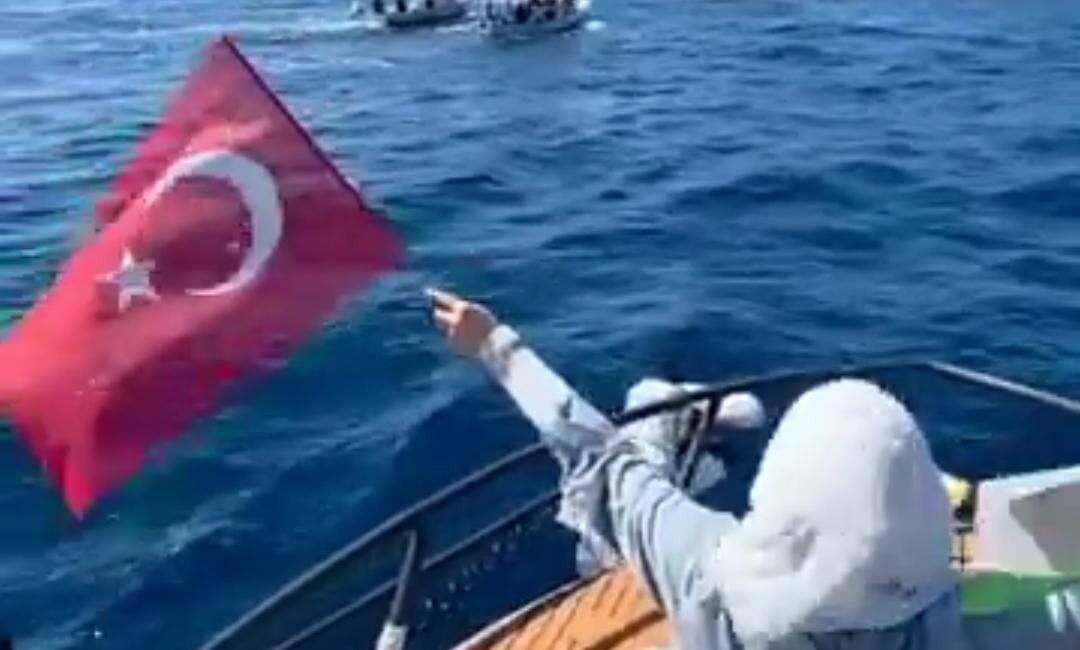 Hatay’dan Sumud Filosu’na Destek: 45 Tekne Akdeniz’e Açıldı Hatay’ın Arsuz ilçesinde, Gazze’deki saldırıları protesto etmek ve ablukanın kaldırılmasını