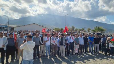 Hatay’ın Arsuz ilçesine bağlı Konacık Limanı’nda yüzlerce kişi, Filistin’e insani