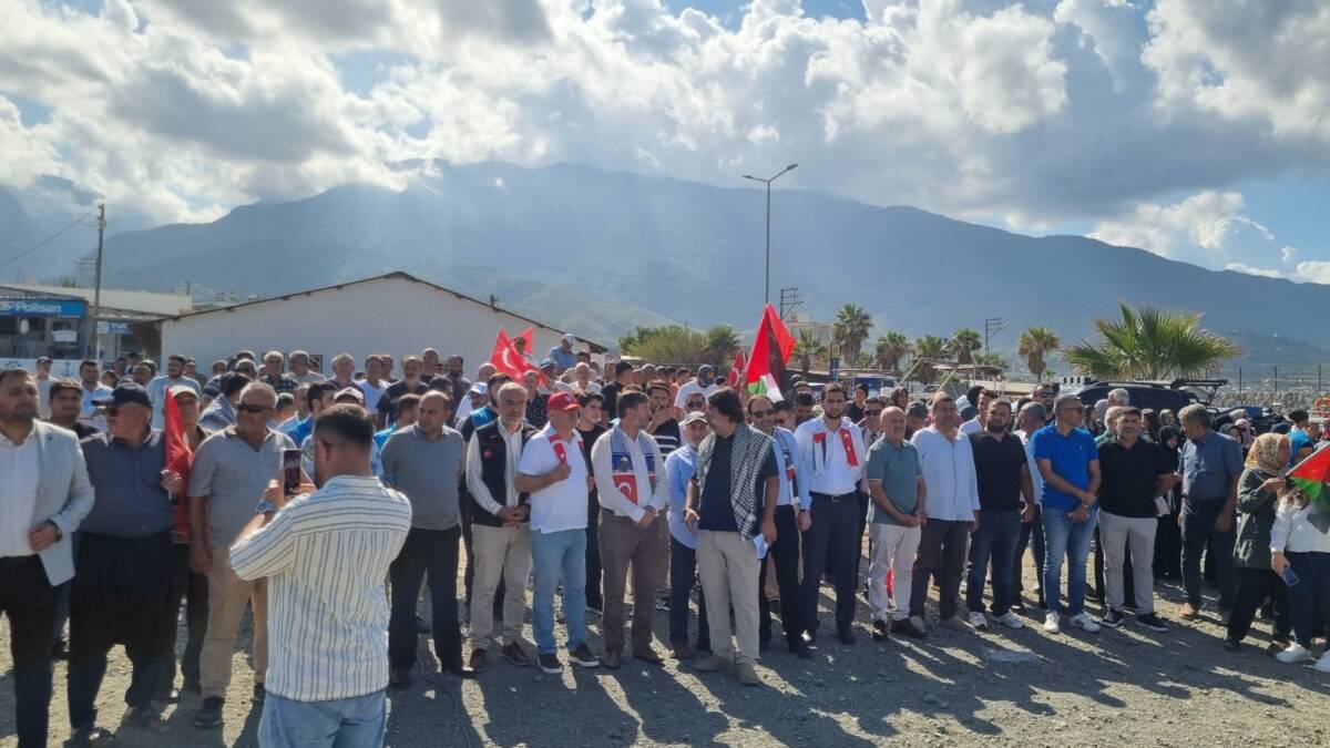 Hatay’ın Arsuz ilçesine bağlı Konacık Limanı’nda yüzlerce kişi, Filistin’e insani