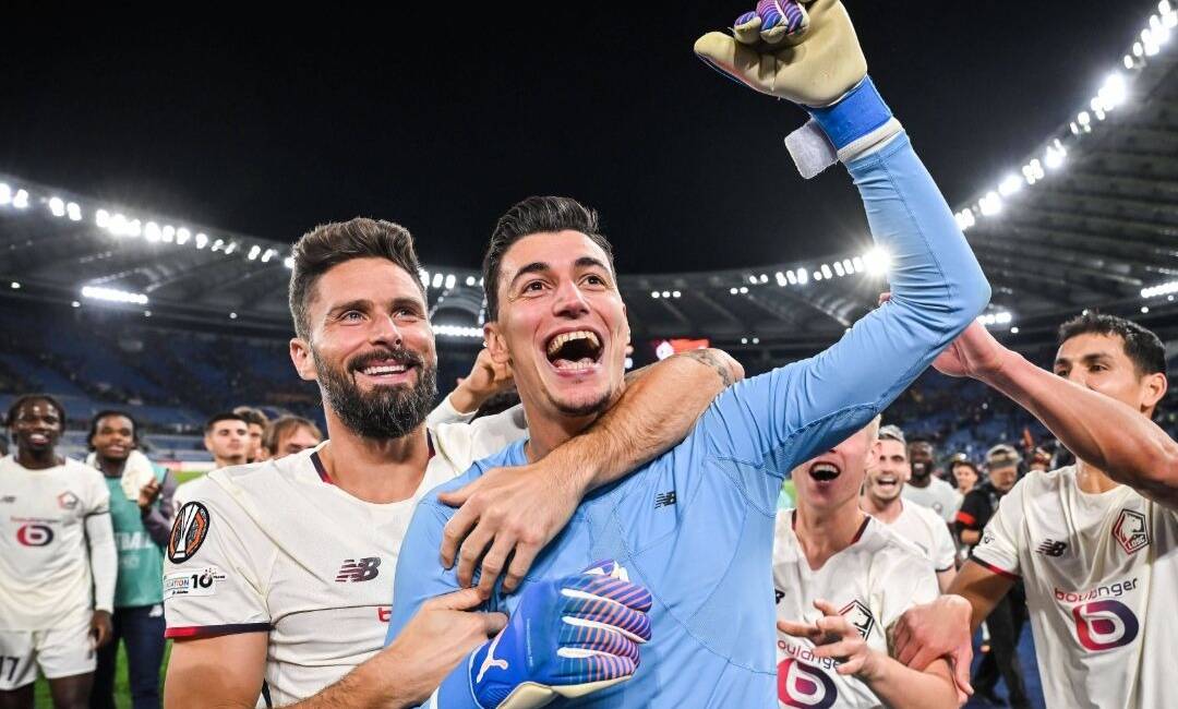 Avrupa’da futbol hayatını sürdüren Türk kaleci Berke Özer, Roma-Lille maçında