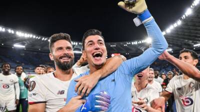 Avrupa’da futbol hayatını sürdüren Türk kaleci Berke Özer, Roma-Lille maçında