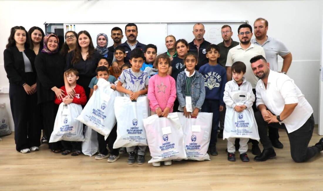 Hatay Büyükşehir Belediyesi’nden Bohşin İlkokulu Öğrencilerine Kırtasiye Desteği Hatay Büyükşehir Belediyesi (HBB), Antakya’daki Bohşin İlkokulu öğrencilerine kırtasiye ve
