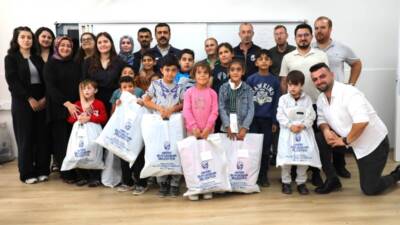 Hatay Büyükşehir Belediyesi (HBB), Antakya’daki Bohşin İlkokulu öğrencilerine kırtasiye ve