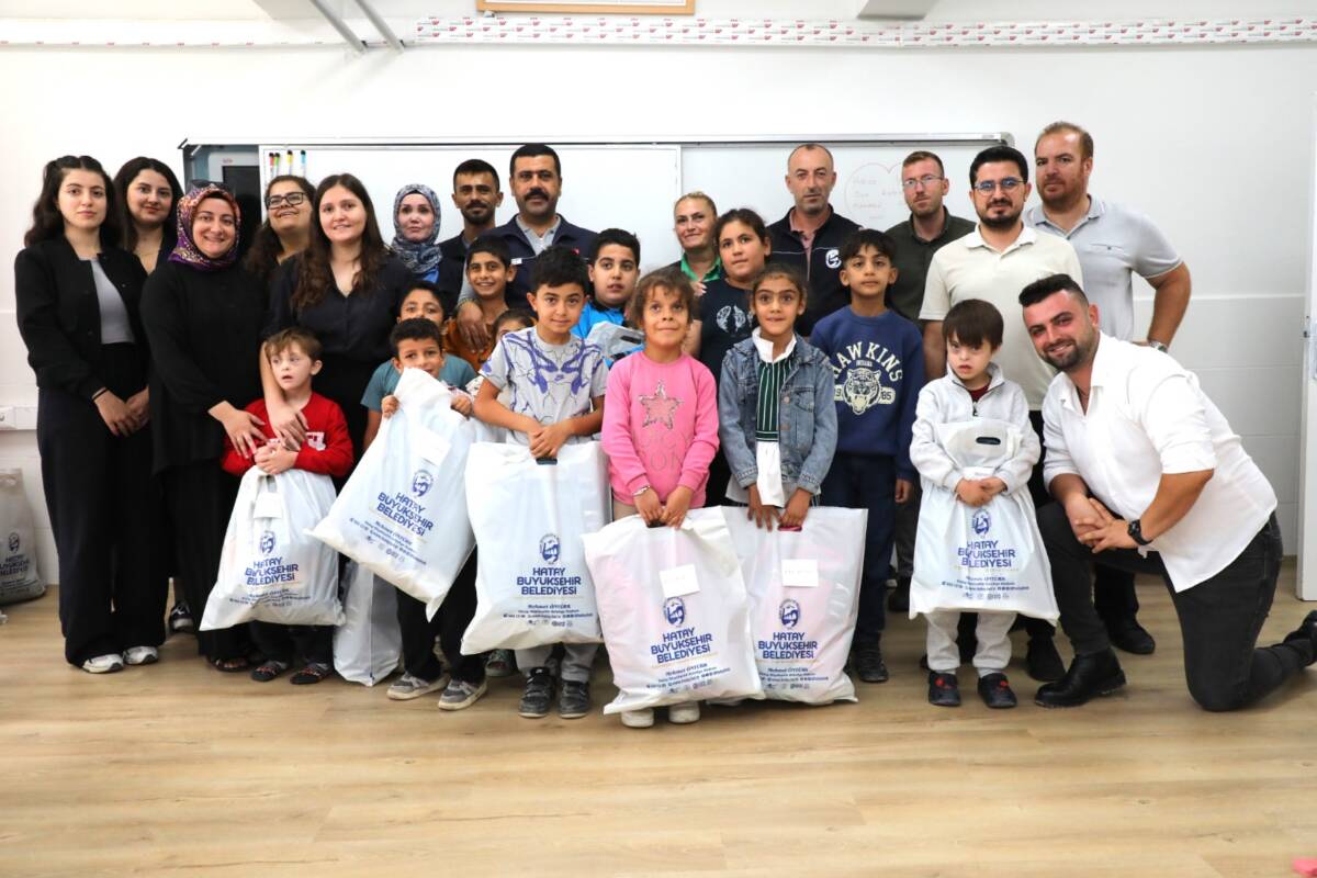 Hatay Büyükşehir Belediyesi (HBB), Antakya’daki Bohşin İlkokulu öğrencilerine kırtasiye ve