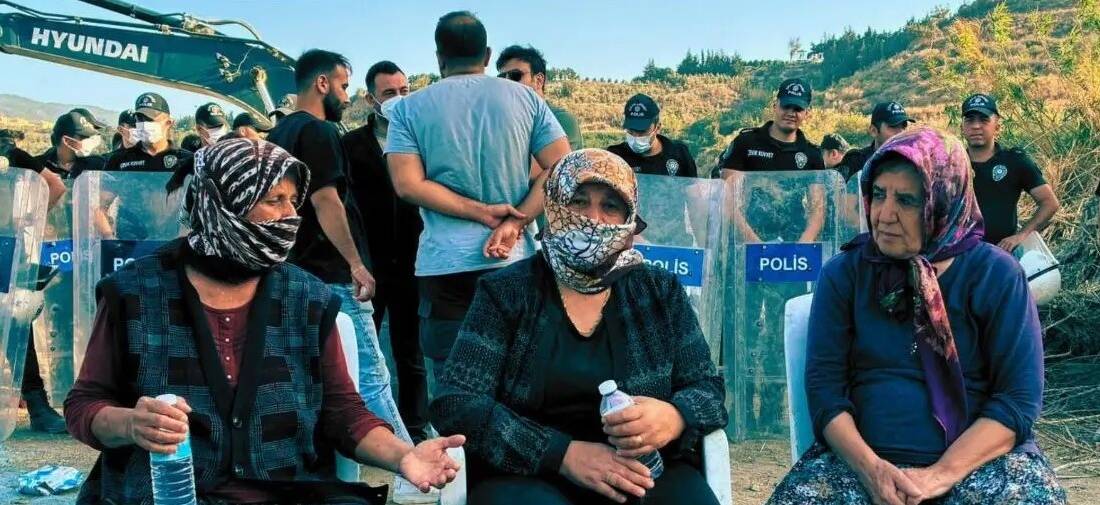 Deprem konutları yapılmak üzere günlerdir, haftalardır bölge sakinlerinin tapulu arazilerine