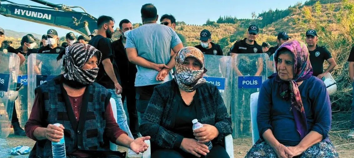 Deprem konutları yapılmak üzere günlerdir, haftalardır bölge sakinlerinin tapulu arazilerine