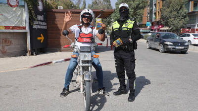 Hatay’da polis ekipleri, kazaların çoğunluğunu oluşturan motosiklet sürücülerine yönelik kask