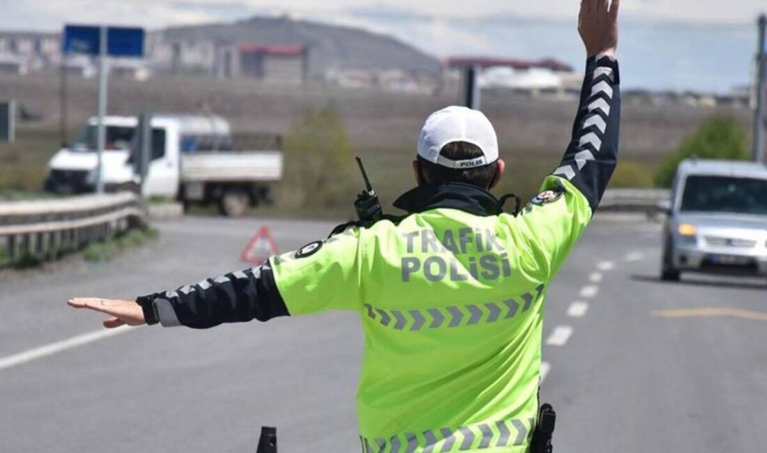 Trafikteki ihlallerin cezası yeni düzenlemeyle yükseliyor. Telefonla konuşmak 5 bin