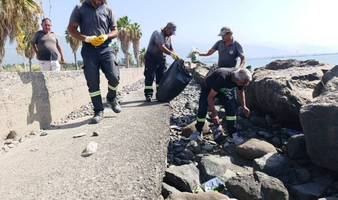 Hatay Büyükşehir Belediyesi sahil temizlik ekipleri, özellikle cam gibi kırılabilir