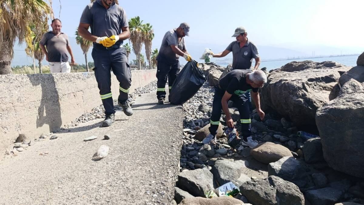 Hatay Büyükşehir Belediyesi sahil temizlik ekipleri, özellikle cam gibi kırılabilir