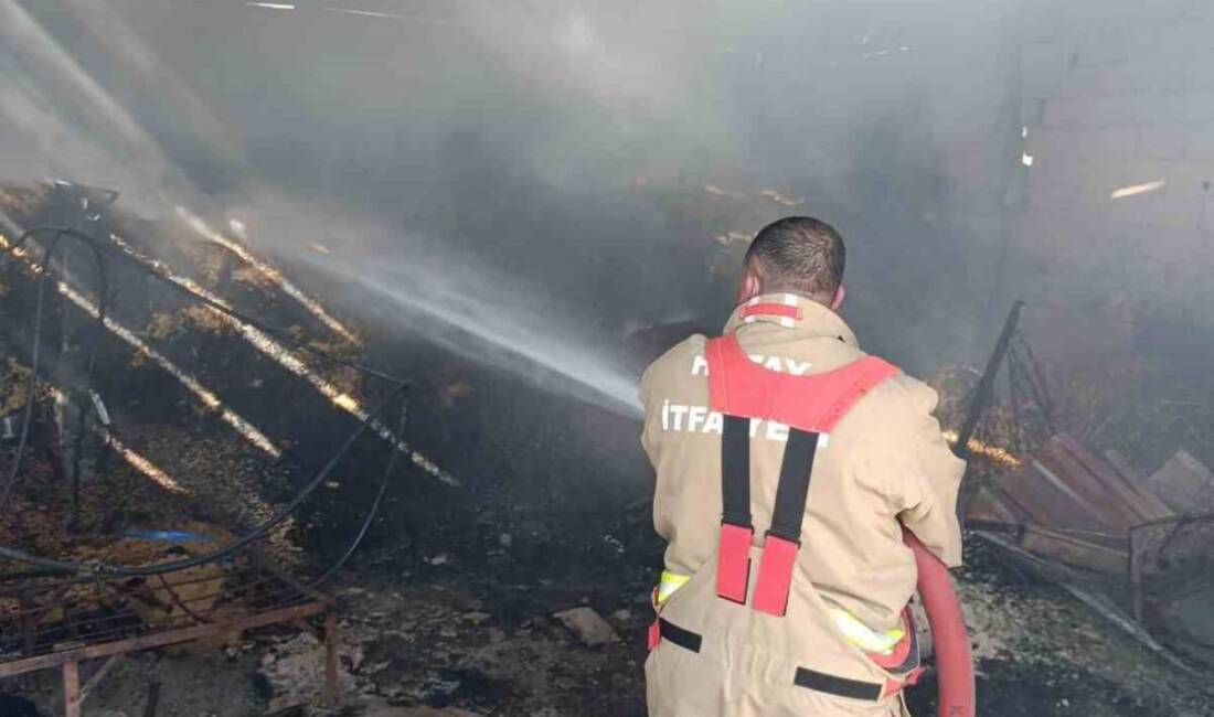 Hatay’ın Reyhanlı ilçesinde bir samanlıkta çıkan yangın, itfaiye ekiplerinin hızlı