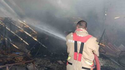 Hatay’ın Reyhanlı ilçesinde bir samanlıkta çıkan yangın, itfaiye ekiplerinin hızlı