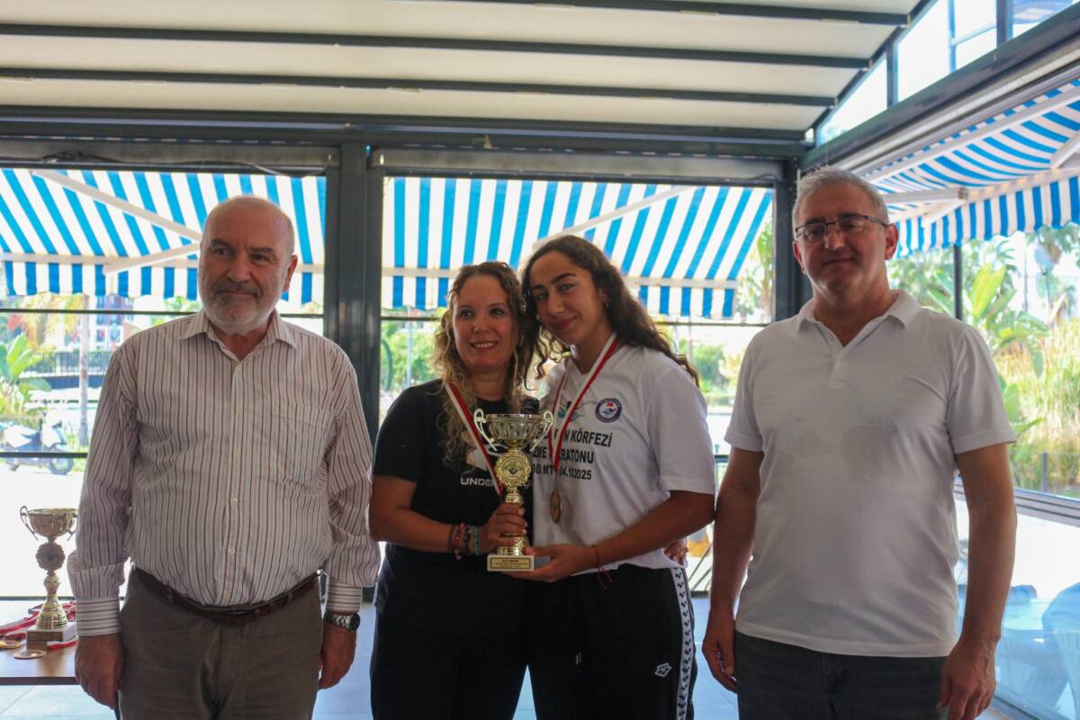 Hatay’da 5. İskenderun Körfezi Açık Deniz Yüzme Maratonu’nu tamamlayan Elif