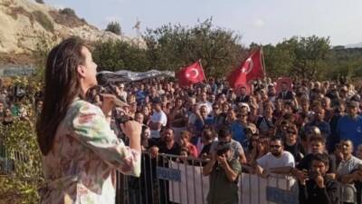 Hatay’ın Samandağ ilçesinde TOKİ kamulaştırmalarına karşı düzenlenen mitingde konuşan DEM