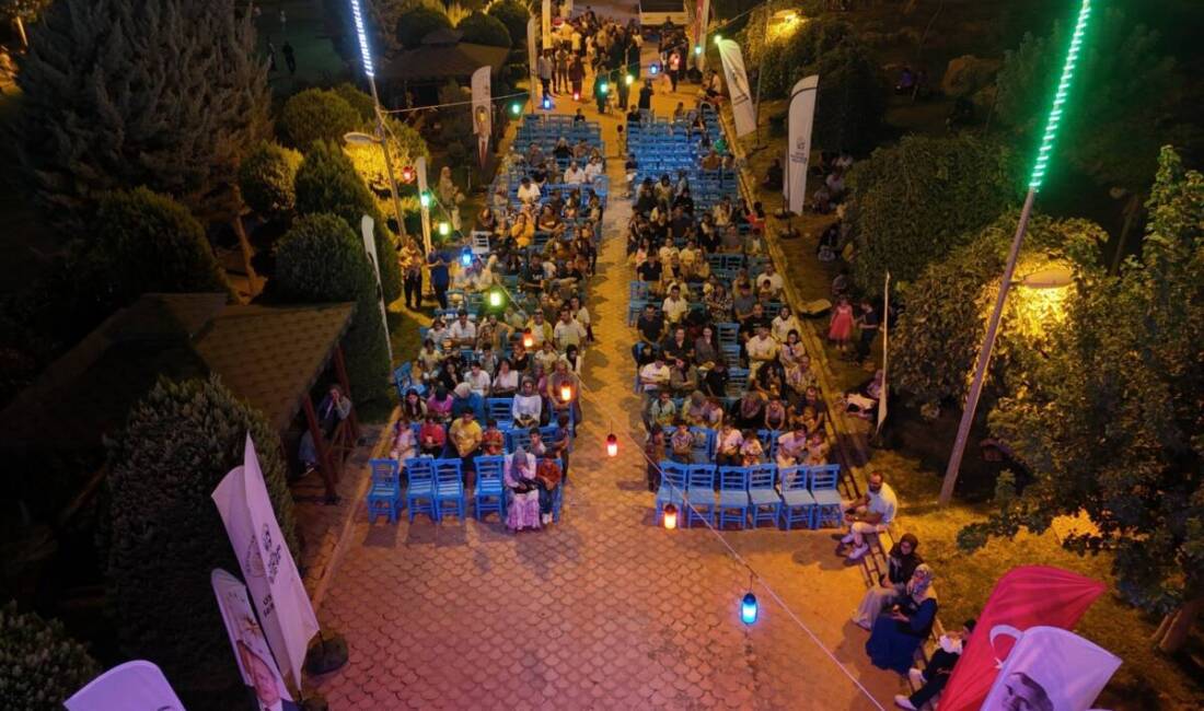 Hatay’da Nostalji Rüzgarı: Açık Hava Sineması Vatandaşlarla Buluştu Hatay Büyükşehir Belediyesi (HBB), vatandaşların sosyal ve kültürel yaşamını zenginleştirmek