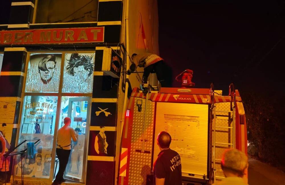 Hatay’ın İskenderun ilçesinde bir işletmenin reklam panosuna sıkışan kedi, itfaiye
