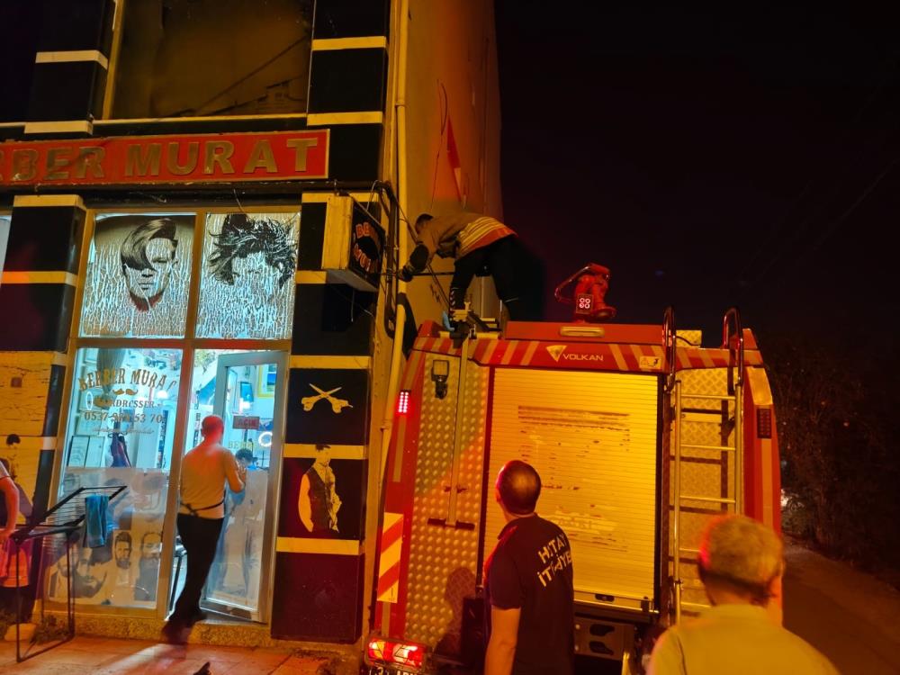 Hatay’ın İskenderun ilçesinde bir işletmenin reklam panosuna sıkışan kedi, itfaiye