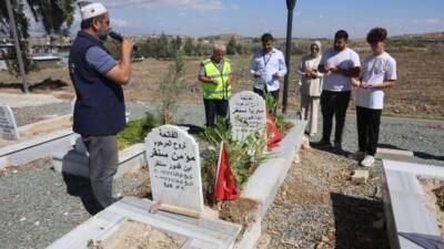 Hatay’da depremde vefat eden 3 evladının mezarını geride bırakarak ülkesine