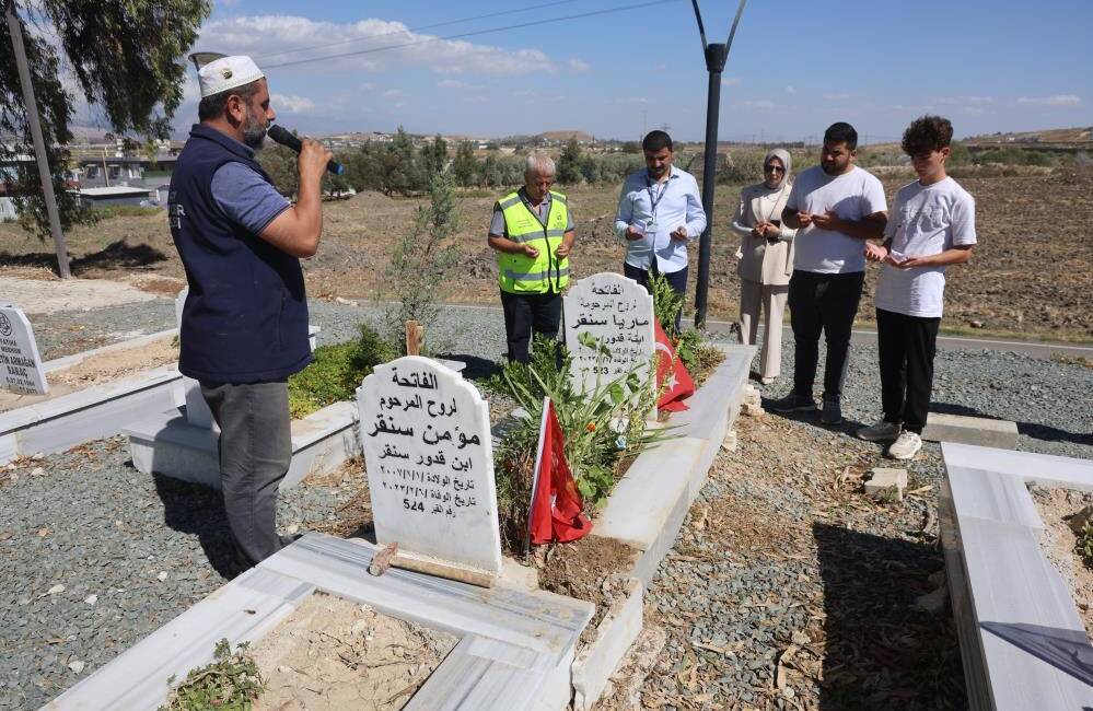 Hatay’da depremde vefat eden 3 evladının mezarını geride bırakarak ülkesine