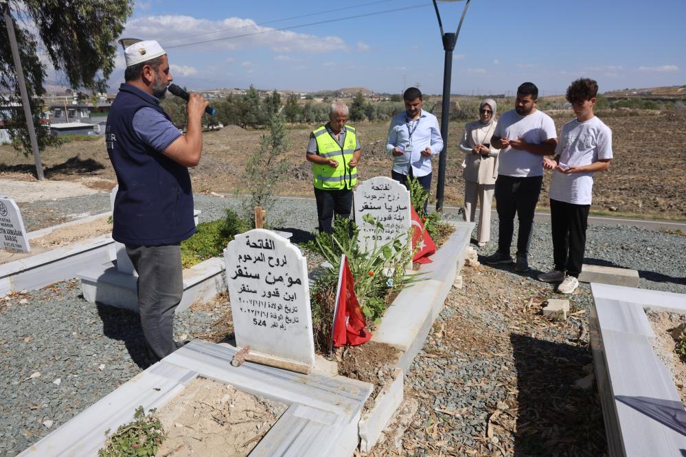 Hatay’da depremde vefat eden 3 evladının mezarını geride bırakarak ülkesine