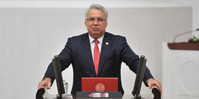 AKP’nin eski İzmir Milletvekili Hüseyin Kocabıyık, Cumhurbaşkanı’na hakaret iddiasıyla gözaltına