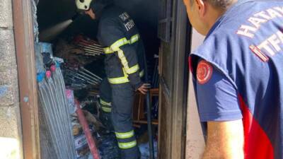 Hatay’ın Dörtyol ilçesinde bir züccaciye deposunda çıkan yangın, itfaiye ekiplerinin