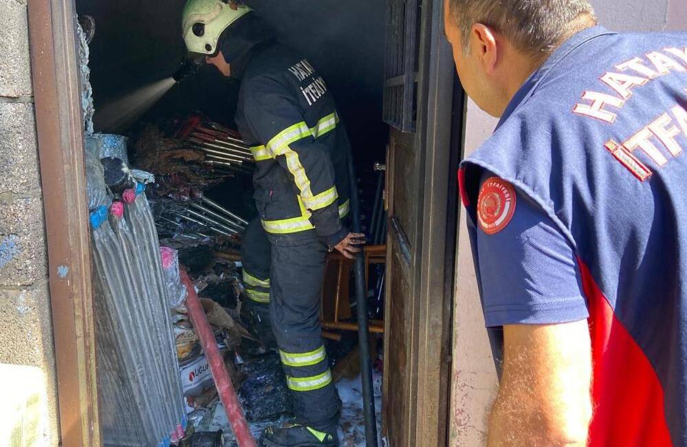 Hatay’ın Dörtyol ilçesinde bir züccaciye deposunda çıkan yangın, itfaiye ekiplerinin