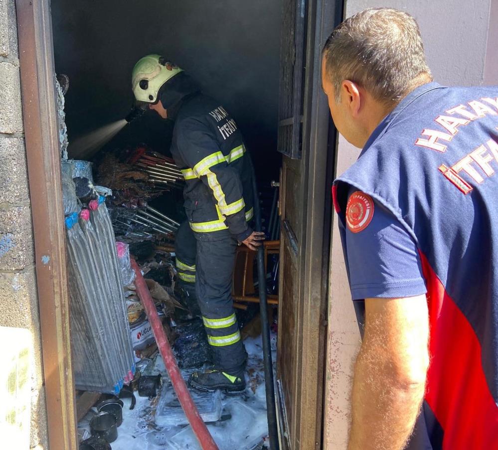 Hatay’ın Dörtyol ilçesinde bir züccaciye deposunda çıkan yangın, itfaiye ekiplerinin