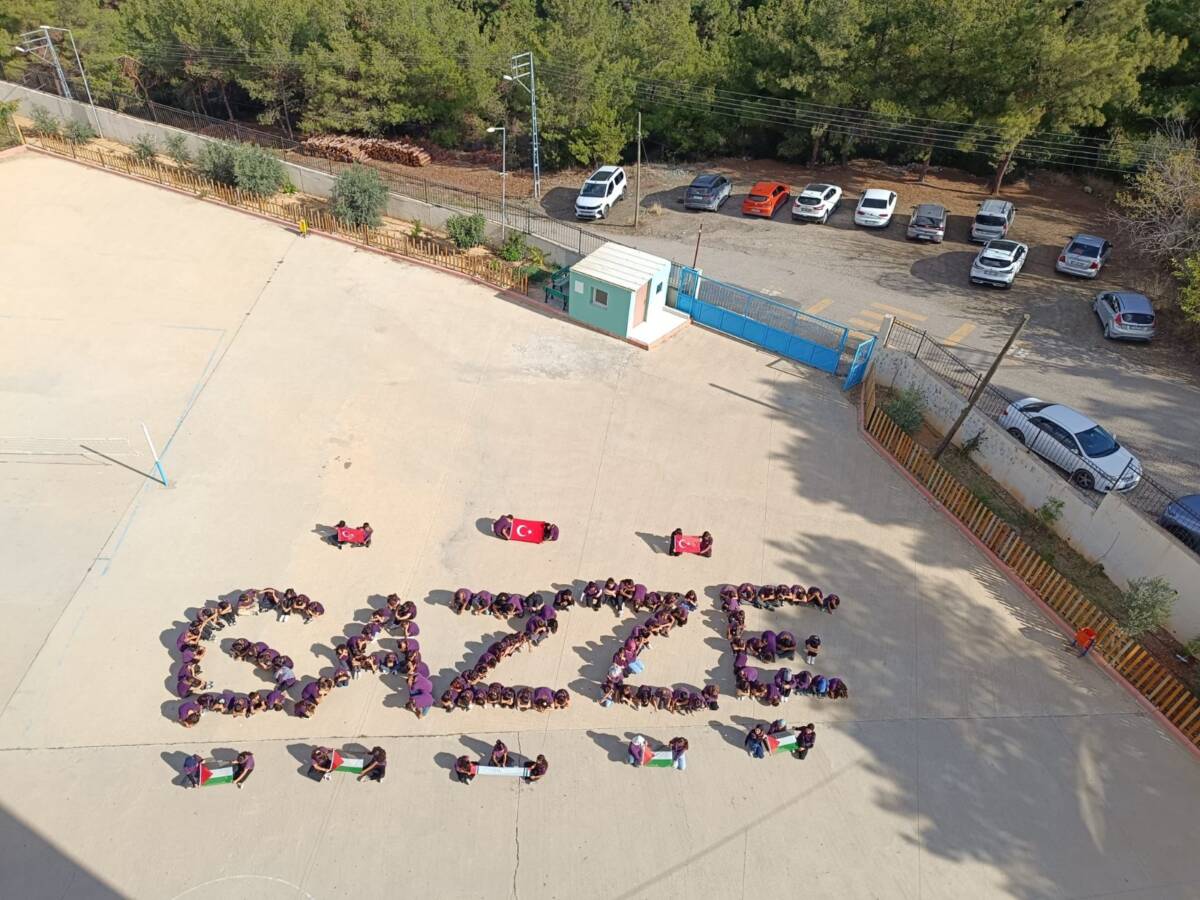 Hatay’ın Belen ilçesinde ortaokul öğrencileri, Filistin’e destek olmak için okul